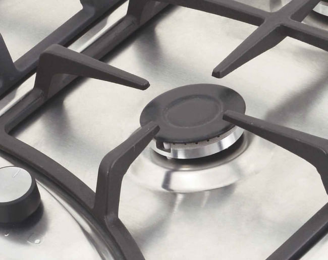  width=500 height=279 /></strong></h2>
<h1 class=feature-benefit__title style=text-align: center; data-omni=Crisp and vivid color expression><span style=color: #ca1e26;><strong>Estabilidad</strong></span></h1>
<p style=text-align: center;>Parrillas en hierro fundido de mayor durabilidad con soportes antideslizantes de alta resistencia a la temperatura que garantizan estabilidad en la manipulaci&oacute;n de recipientes.</p>
<h2 style=text-align: center;><strong><img src=https://electrojaponesa.vteximg.com.br/arquivos/21301%20(1).jpg alt=